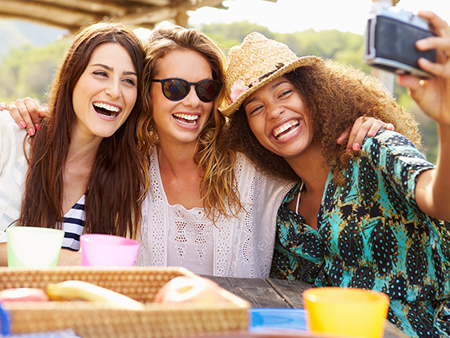 three-friends-selfie-450x338